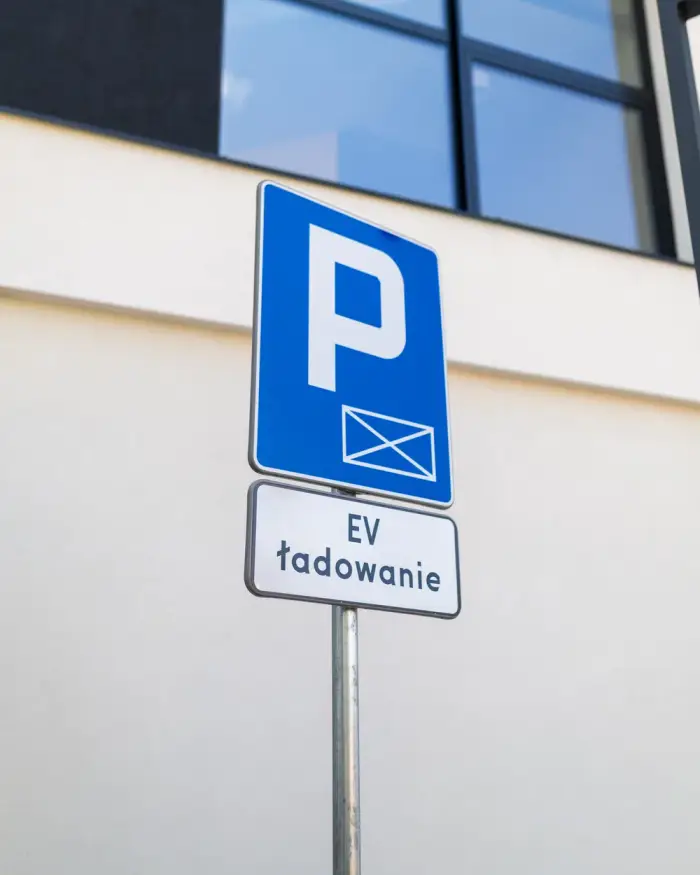 Znak drogowy oznaczający stanowiska postojowe zarezerwowane dla pojazdów elektrycznych