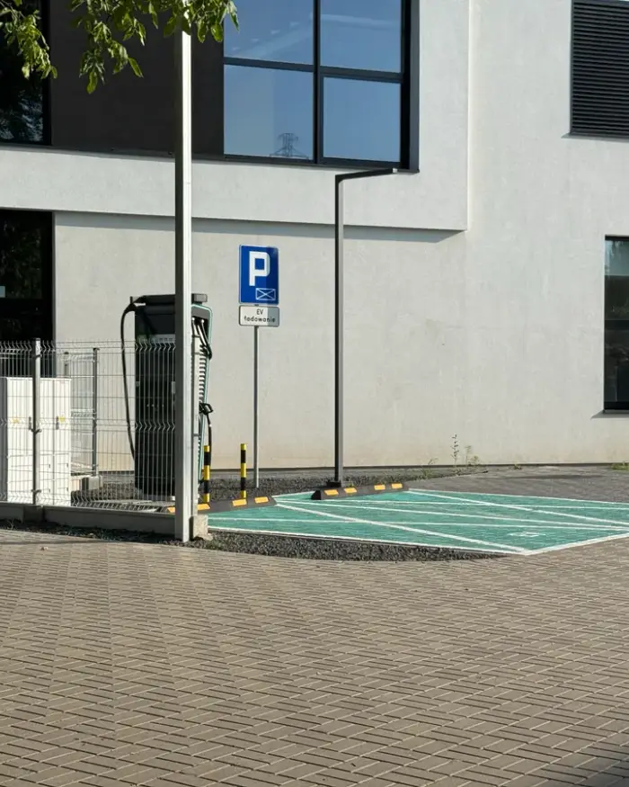 Szeroki widok na oba stanowiska ładowania i podjazd do stacji